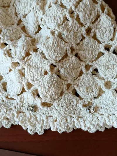Gorro tejido a crochet blanco con detalles - miniatura 2