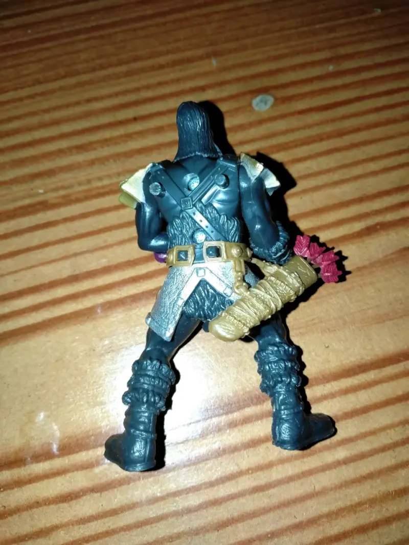 Figura de acción guerrero con armadura y arco - 3