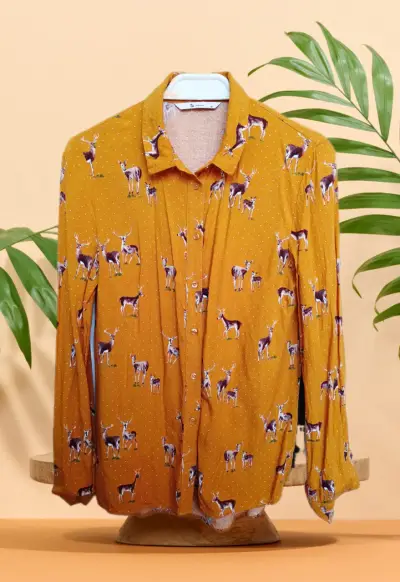Blusa mostaza con estampado de ciervos para mujer - miniatura 1