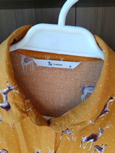 Blusa mostaza con estampado de ciervos para mujer - miniatura 2