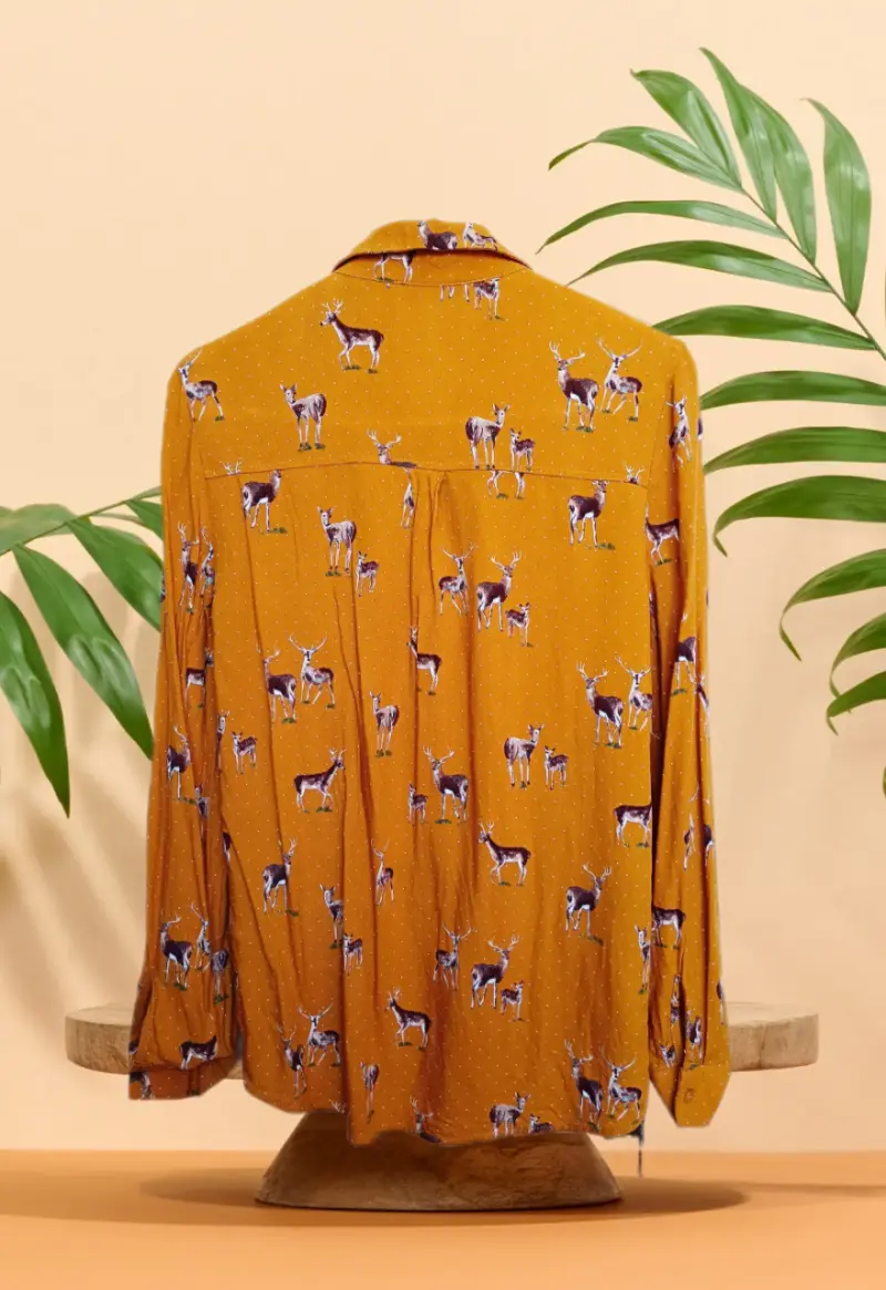 Blusa mostaza con estampado de ciervos para mujer - 3