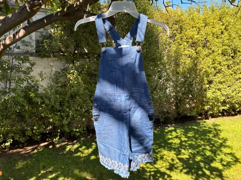 Jardinera tipo short de jeans niña con bordado - 1