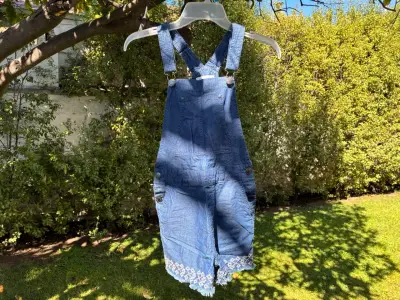 Jardinera tipo short de jeans niña con bordado - miniatura 1