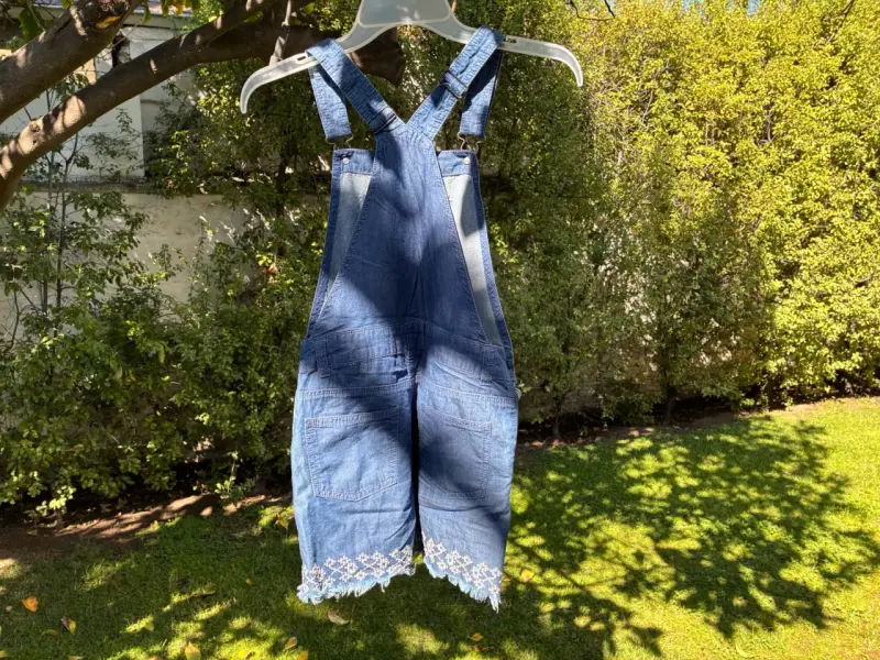 Jardinera tipo short de jeans niña con bordado - 2
