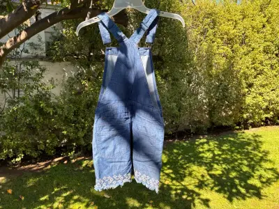 Jardinera tipo short de jeans niña con bordado - miniatura 2