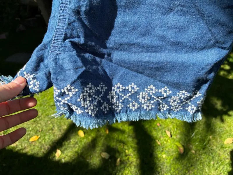 Jardinera tipo short de jeans niña con bordado - 3