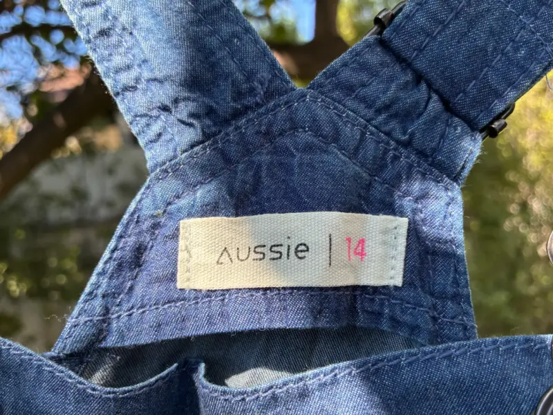 Jardinera tipo short de jeans niña con bordado - 4
