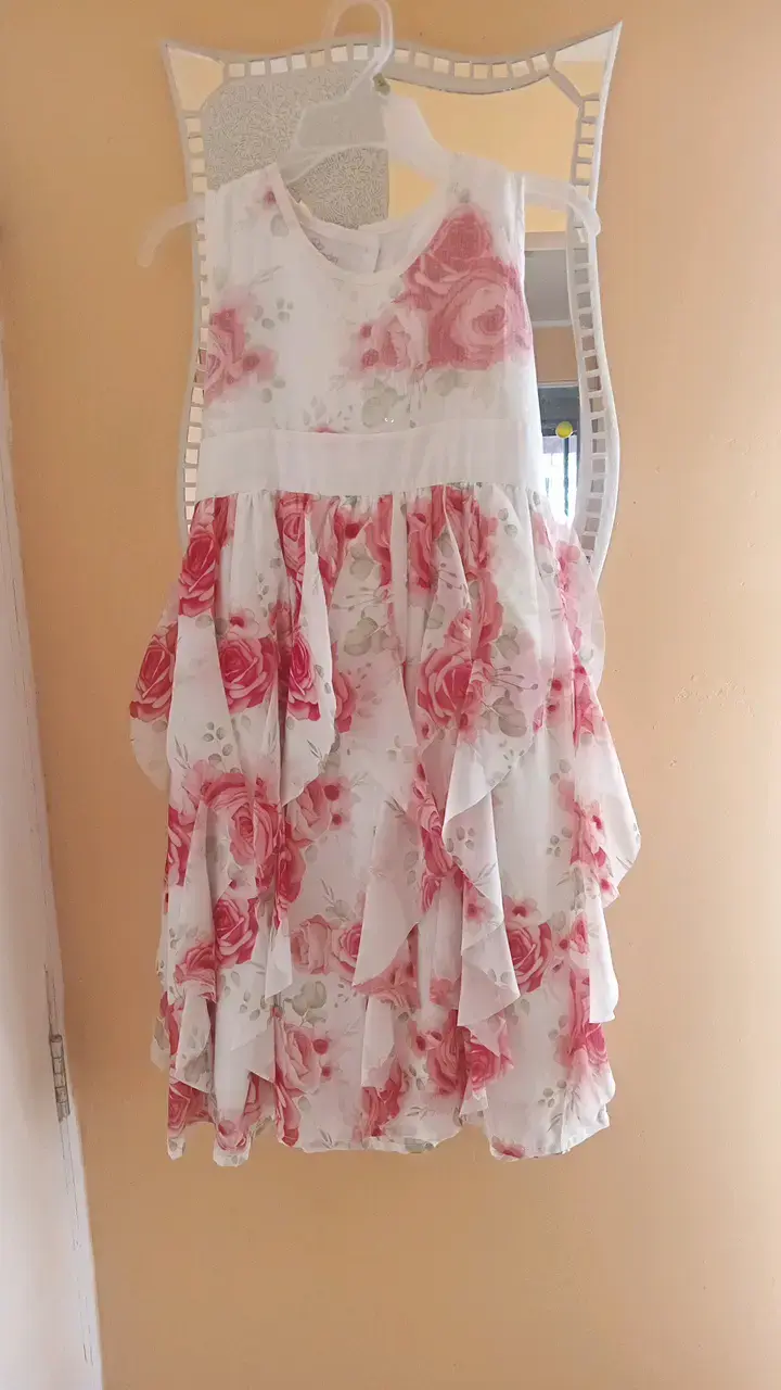 Vestido de niña con estampado floral - 1