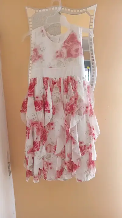 Vestido de niña con estampado floral - miniatura 1