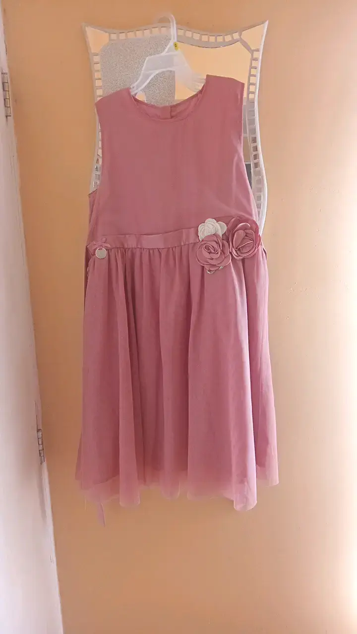 Vestido de niña rosa con flores decorativas - 1