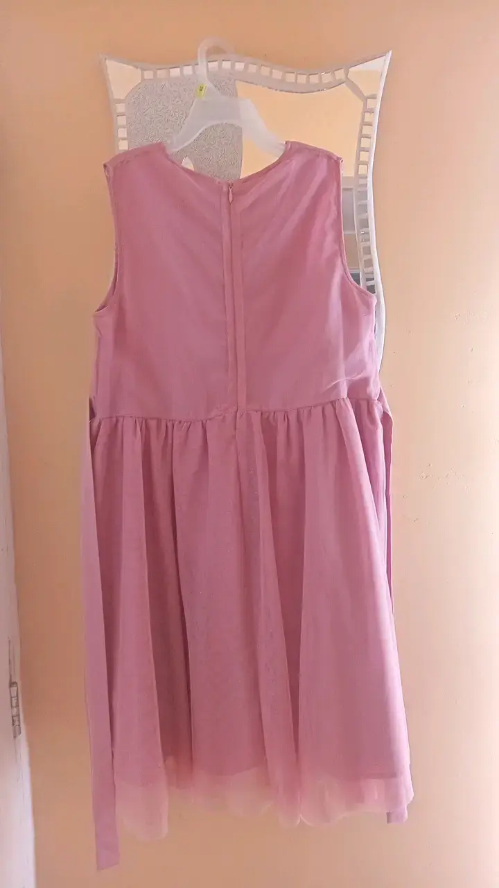 Vestido de niña rosa con flores decorativas - 2