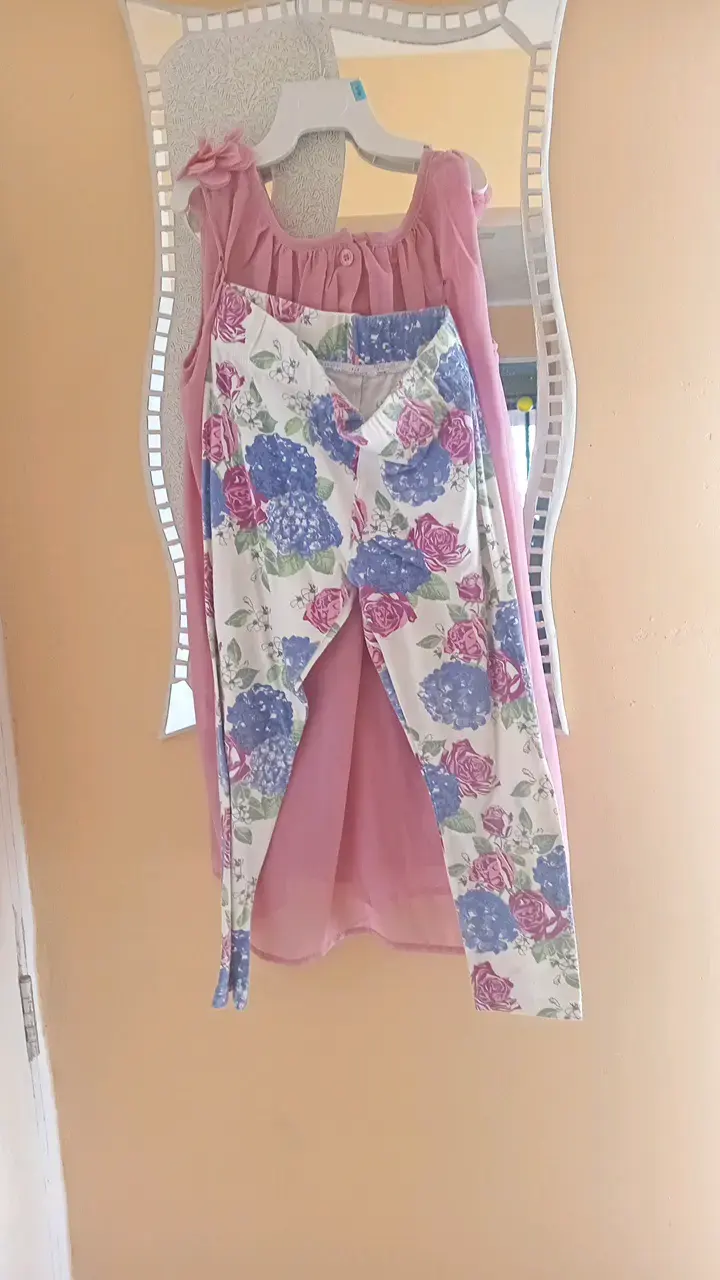 Conjunto de blusa rosa y leggings florales para niña - 1