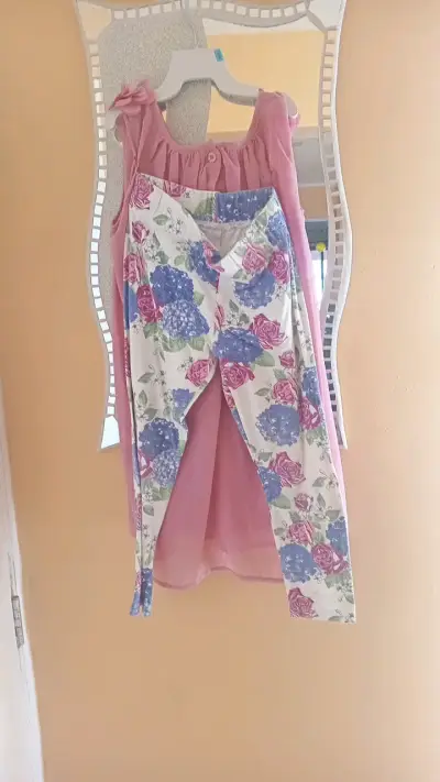 Conjunto de blusa rosa y leggings florales para niña - miniatura 1