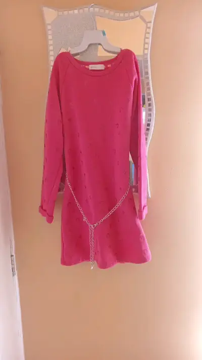 Vestido rosa con cadena decorativa para niña - miniatura 1