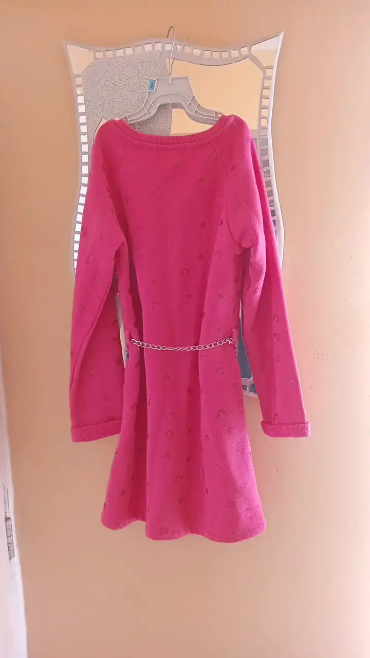 Vestido rosa con cadena decorativa para niña - 2