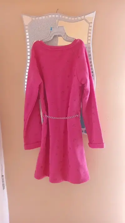 Vestido rosa con cadena decorativa para niña - miniatura 2