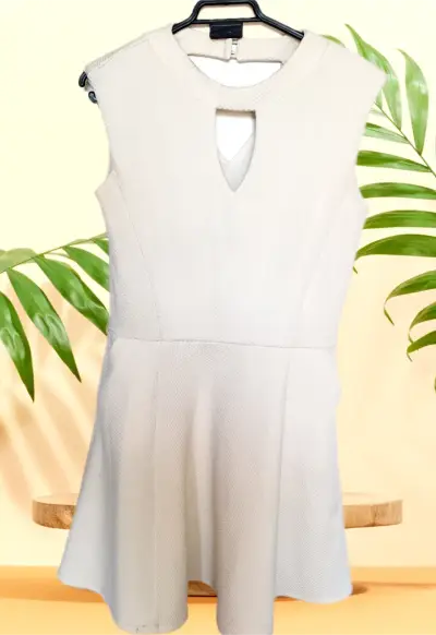 Vestido blanco sin mangas elegante - miniatura 1
