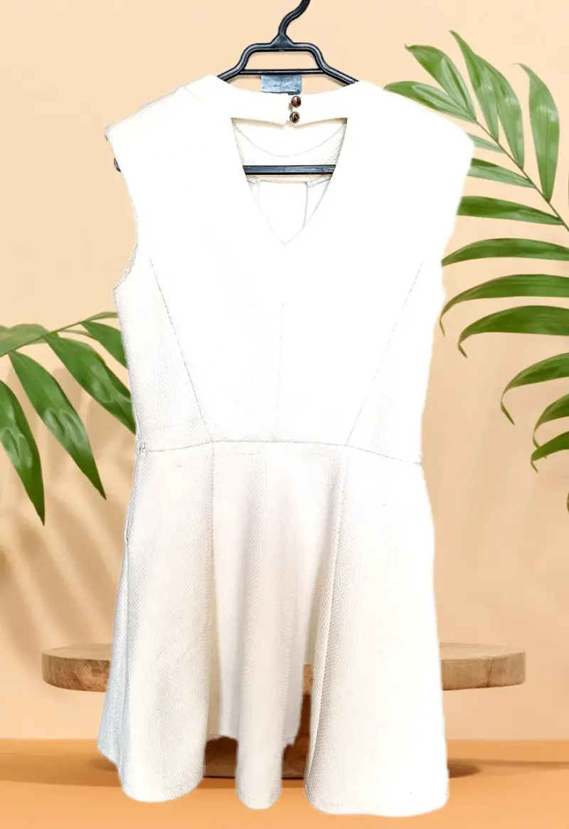 Vestido blanco sin mangas elegante - 2