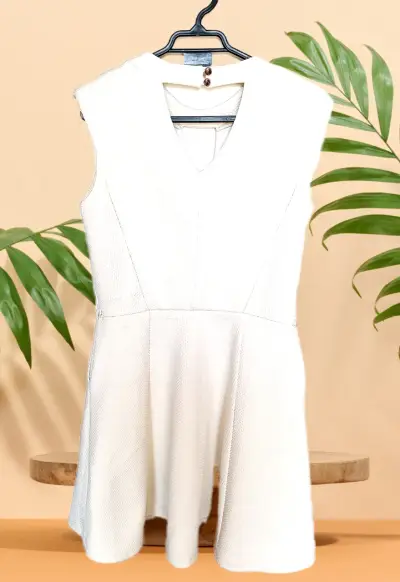 Vestido blanco sin mangas elegante - miniatura 2