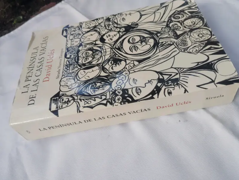 Libro 'La Península de las Casas Vacías' de David Uclés - 2
