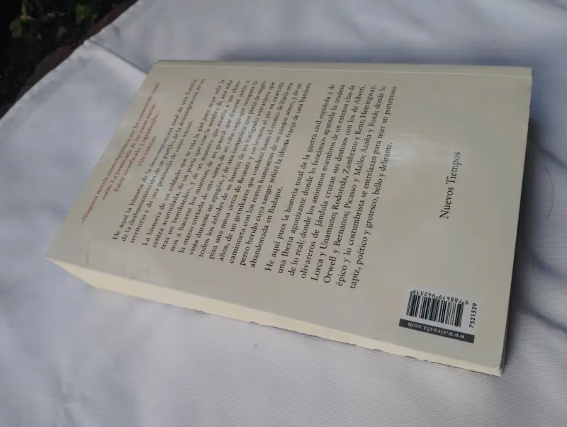 Libro 'La Península de las Casas Vacías' de David Uclés - 3