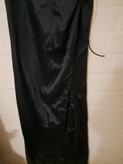 Vestido largo negro con abertura lateral - miniatura 4