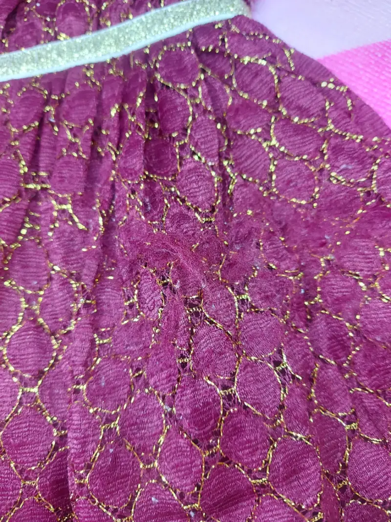 Vestido de bebé burdeos con detalles dorados - 2