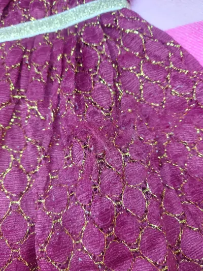 Vestido de bebé burdeos con detalles dorados - miniatura 2