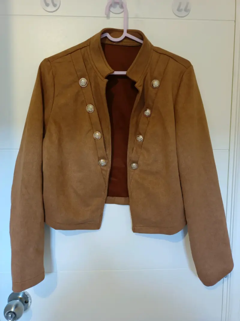 Chaqueta corta marrón con botones decorativos - 1