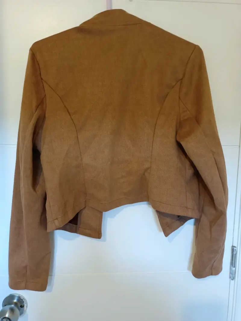 Chaqueta corta marrón con botones decorativos - 2