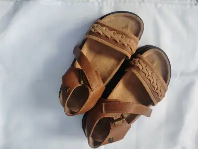 Sandalias de cuero marrón con diseño trenzado - miniatura 1