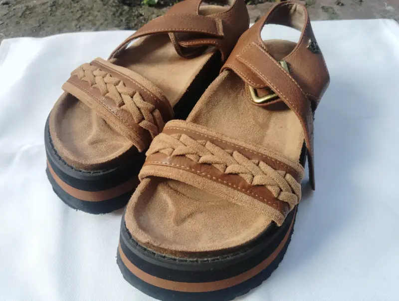 Sandalias de cuero marrón con diseño trenzado - 2