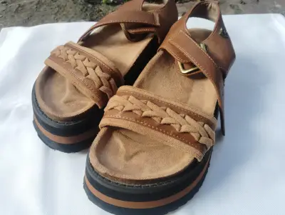 Sandalias de cuero marrón con diseño trenzado - miniatura 2
