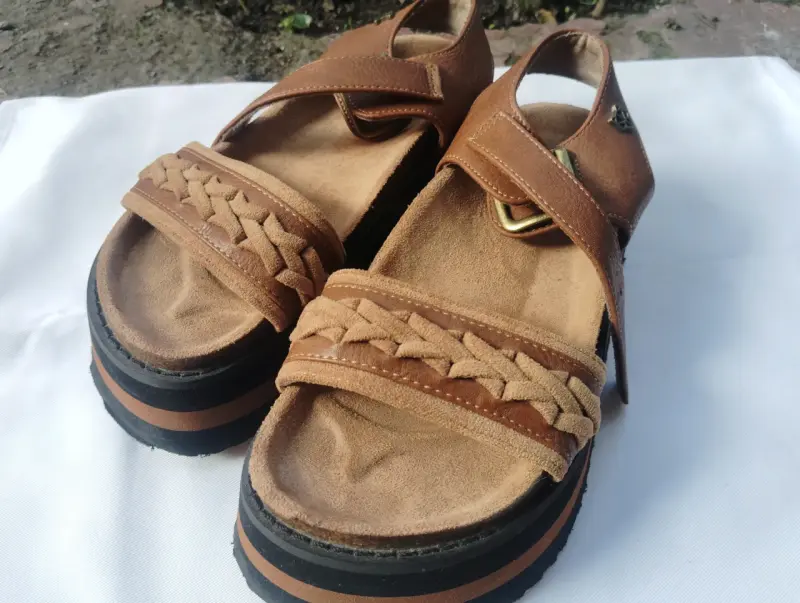 Sandalias de cuero marrón con diseño trenzado - 3