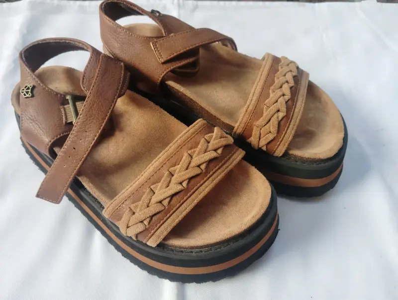 Sandalias de cuero marrón con diseño trenzado - 4