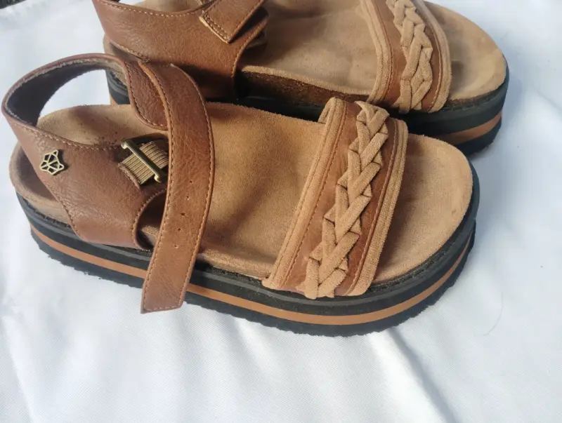 Sandalias de cuero marrón con diseño trenzado - 5