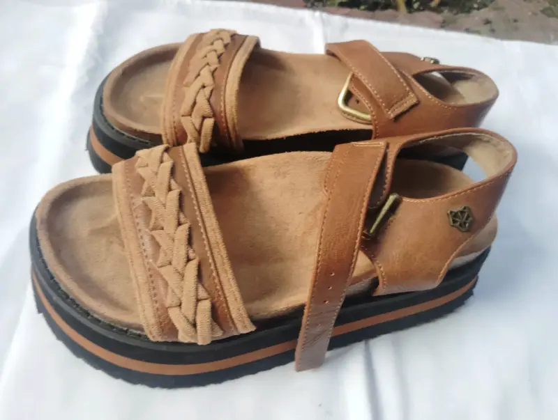 Sandalias de cuero marrón con diseño trenzado - 6