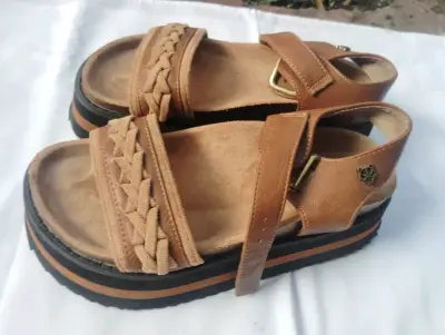Sandalias de cuero marrón con diseño trenzado - miniatura 6