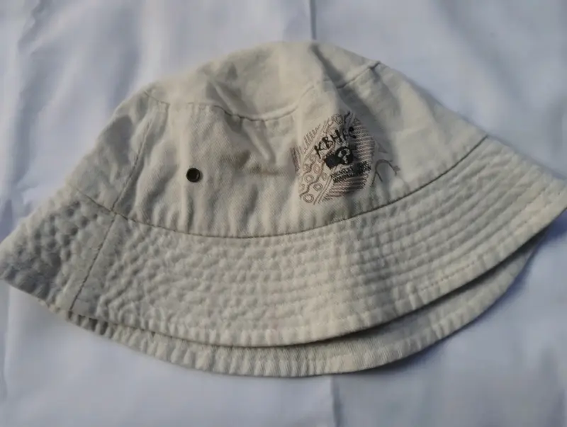 Sombrero tipo pescador beige con diseño - 1