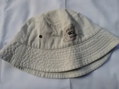 Sombrero tipo pescador beige con diseño - miniatura 1