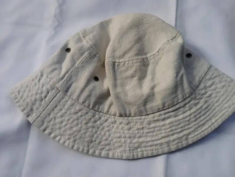 Sombrero tipo pescador beige con diseño - 2