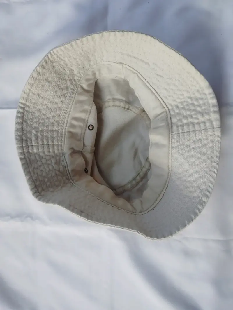 Sombrero tipo pescador beige con diseño - 3