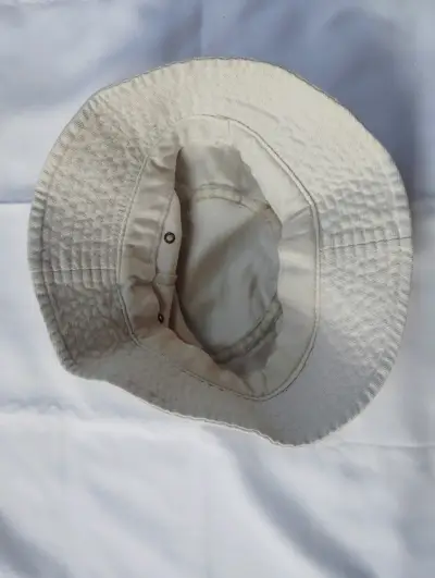 Sombrero tipo pescador beige con diseño - miniatura 3