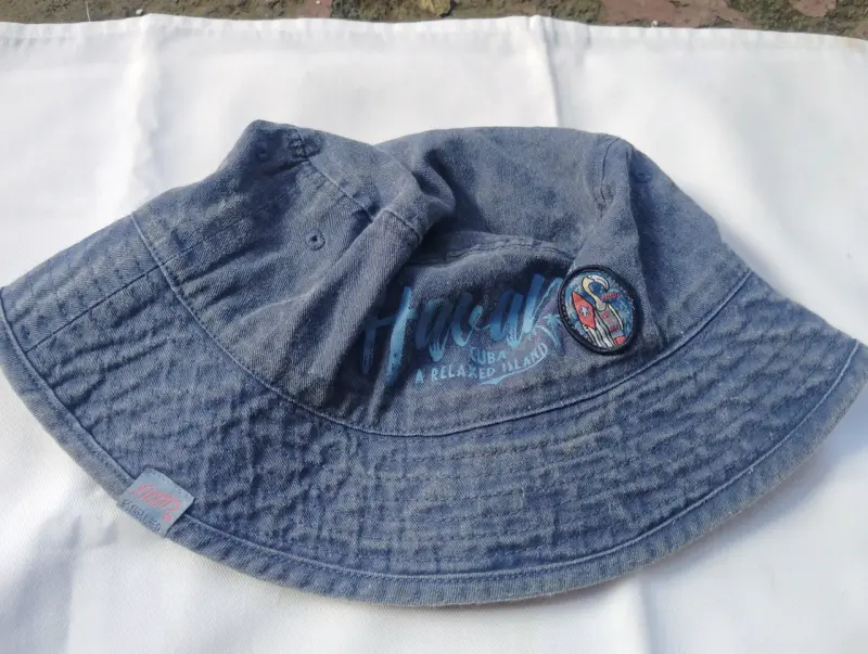 Sombrero tipo pescador beige con diseño - 4