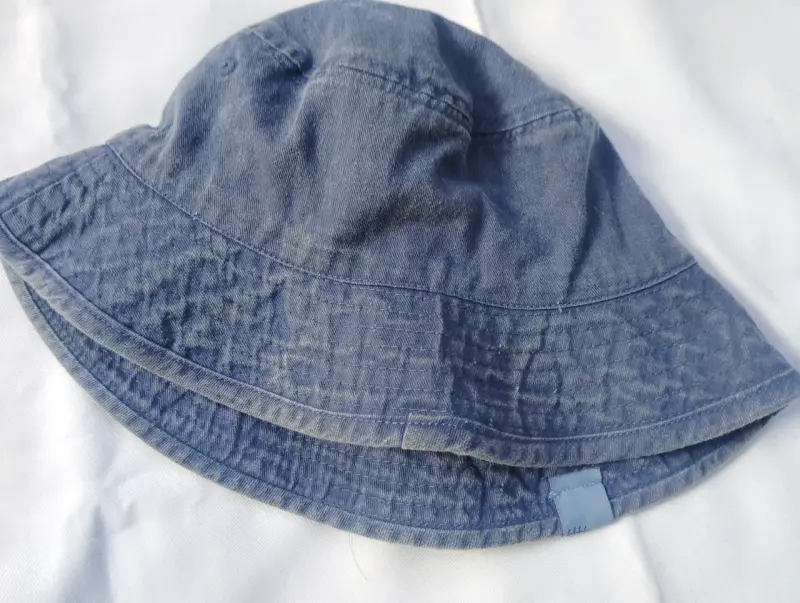 Sombrero tipo pescador beige con diseño - 5