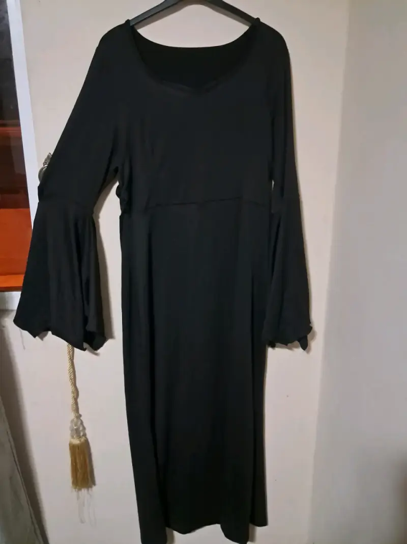 Vestido largo negro con mangas acampanadas - 3