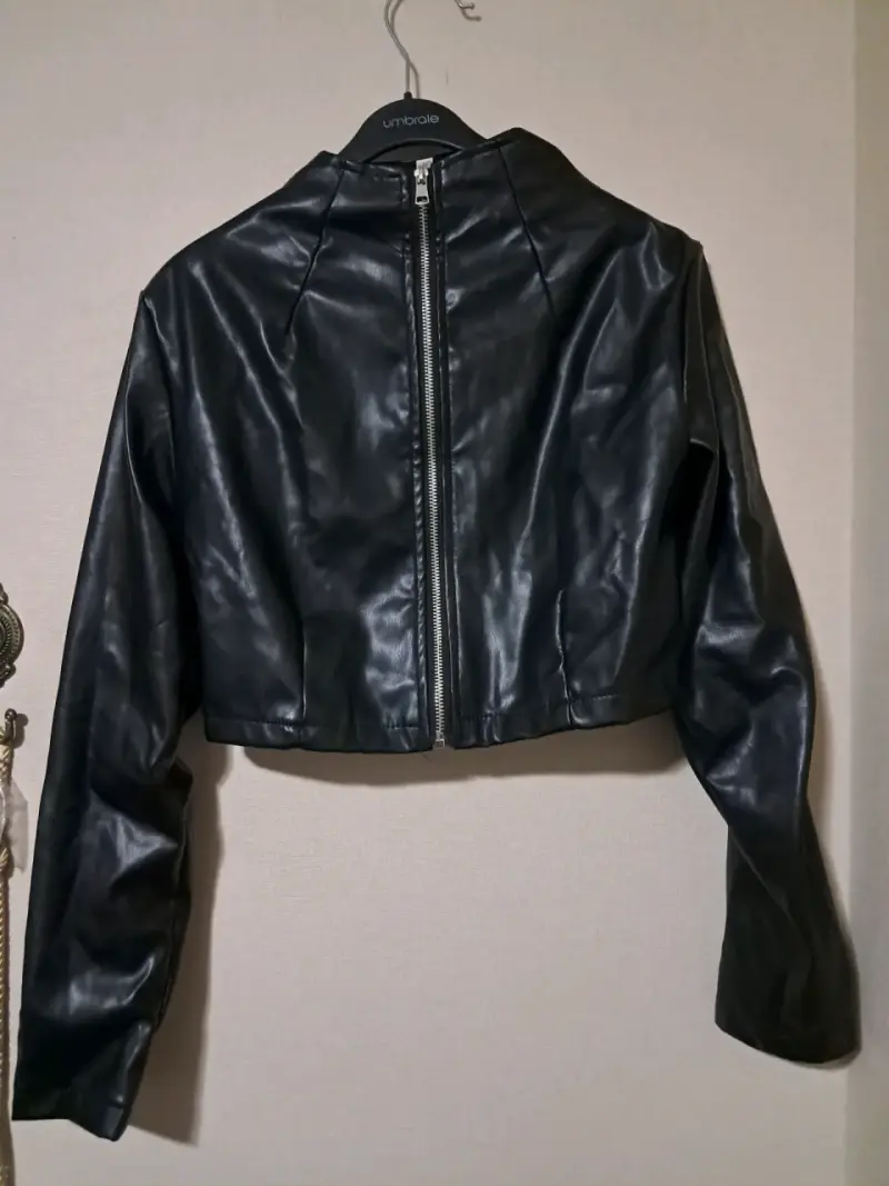 Chaqueta corta de cuero sintético negra con cierre - 2