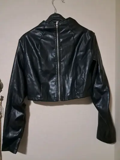 Chaqueta corta de cuero sintético negra con cierre - miniatura 2
