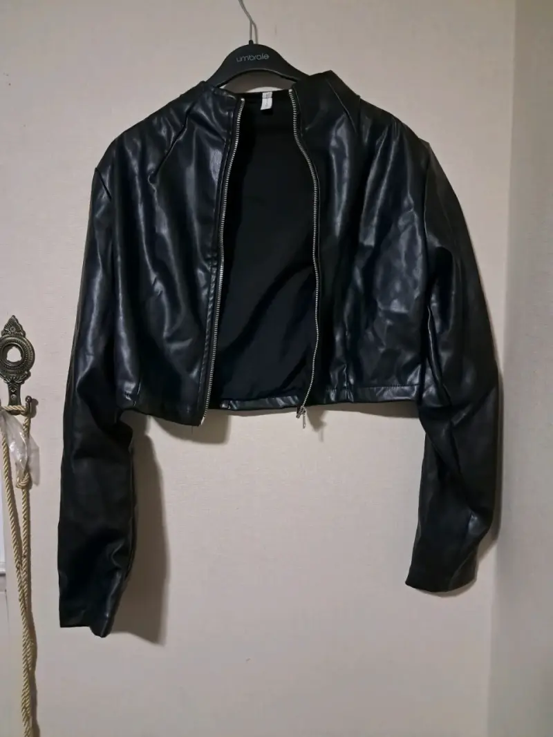 Chaqueta corta de cuero sintético negra con cierre - 3
