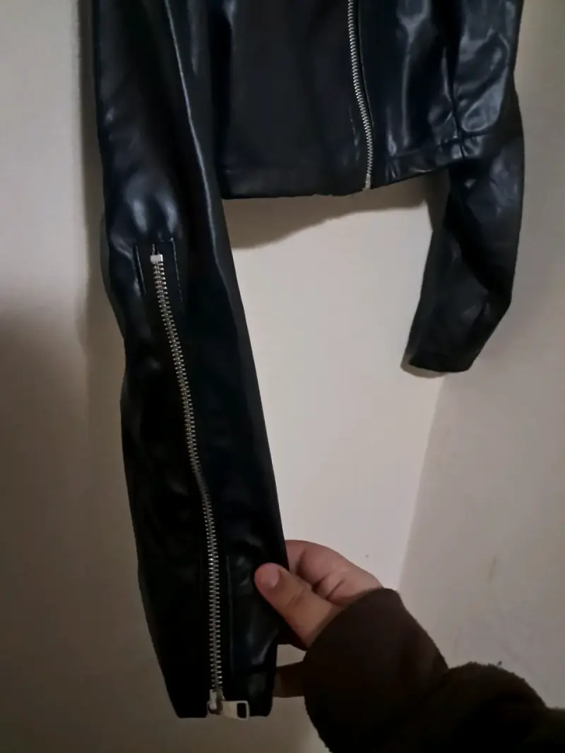 Chaqueta corta de cuero sintético negra con cierre - 4